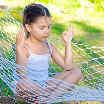 Cómo enseñar yoga con las manos a los niños para relajarse