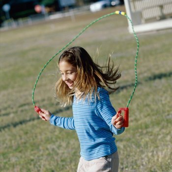 Beneficios de saltar a la comba para los niños
