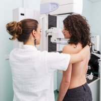 Qué es una mamografía y cuándo hay que realizarla
