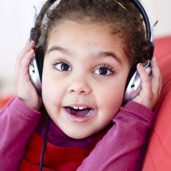 Los peligros del uso de auriculares en los niños