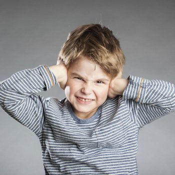 Qué son los acúfenos que escuchan los niños