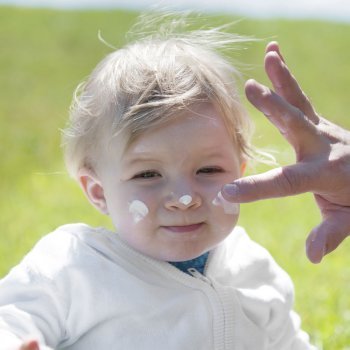Cómo aplicar las cremas solares a los niños