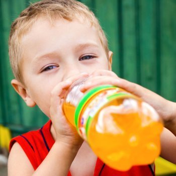 Las bebidas con gas en la alimentación de los niños