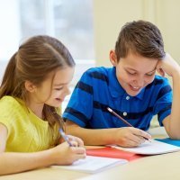 Juego para enseñar a los niños a escribir una redacción