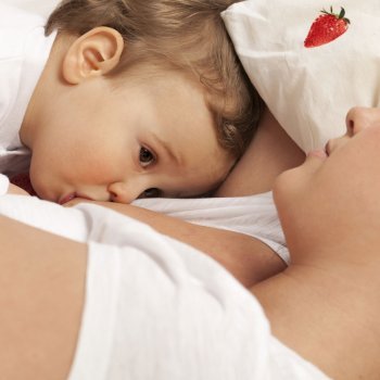Beneficios de la lactancia materna prolongada para los bebés