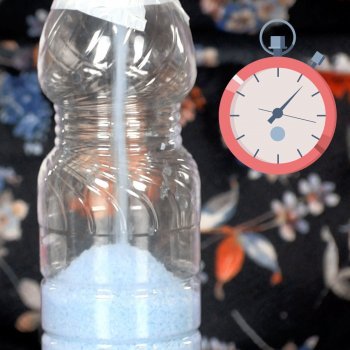 Reloj de arena con botellas de plástico. Manualidad para niños
