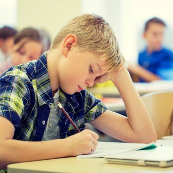 Malas posturas que pueden provocar lesiones infantiles