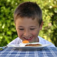 Cuántos huevos pueden tomar los niños a la semana