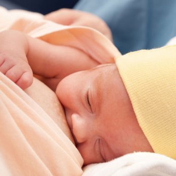 Dar el pecho al bebé tras una cesárea