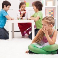 Niños solitarios que no tienen amigos