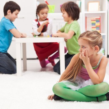 Niños solitarios que no tienen amigos