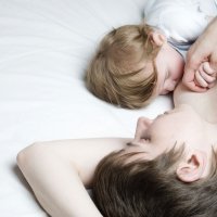 Cómo y cuándo retirar la toma de la noche del bebé