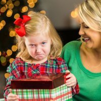 El riesgo de dar demasiados regalos a los niños en Navidad