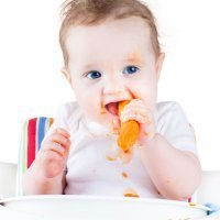 Beneficios de comer con las manos para el bebé