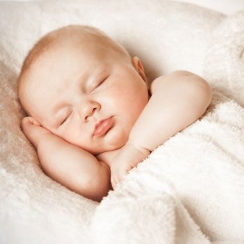 Espasmos del bebé al dormir
