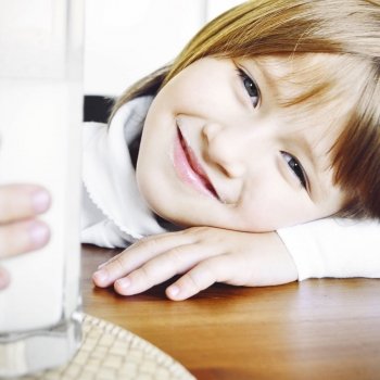 Qué leche deben tomar niños y adolescentes