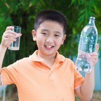 Agua mineral o agua del grifo para bebés y niños
