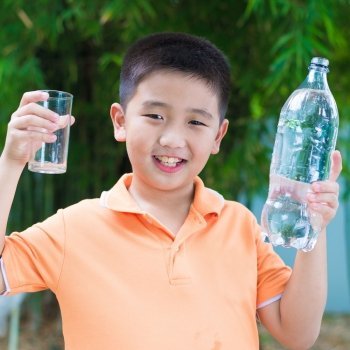 Agua mineral o agua del grifo para bebés y niños