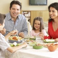 Qué actitud deben tener los padres durante una comida familiar