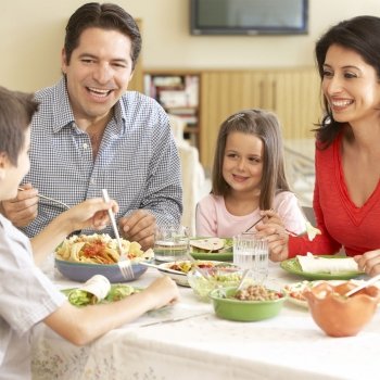 Qué actitud deben tener los padres durante una comida familiar