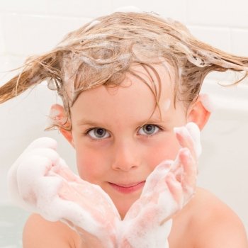 Con qué frecuencia deben lavarse el pelo los niños