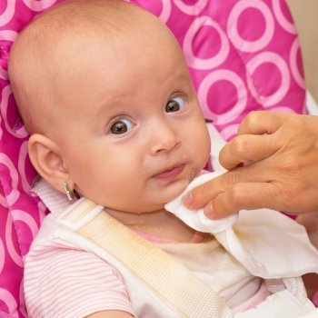 Cuando la barbilla del bebé se irrita por el babeo