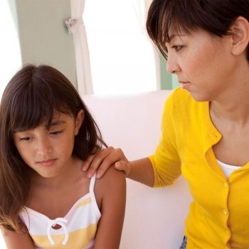 Por qué no debes usar el chantaje emocional para educar a tus hijos