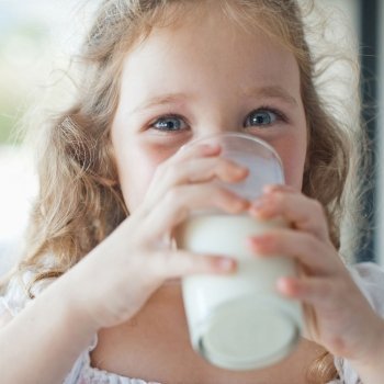 Leches alternativas a la leche de vaca para los niños