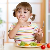 Qué cantidad de proteínas debe consumir un niño