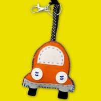 Llavero con forma de coche. Manualidad con fieltro para niños