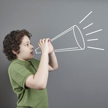 Por qué los niños hablan tan alto y qué hacer para no perder los nervios