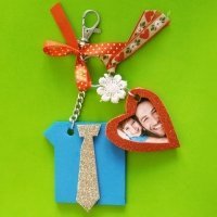 Llavero casero con foto. Manualidades con goma eva