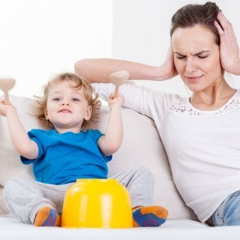 Niños que no paran de cantar, silbar o hacer ruido