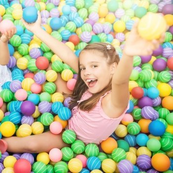 Diez beneficios de las piscinas de bolas para los niños