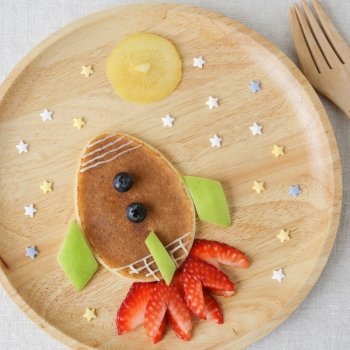 Platos creativos con panqueques o tortitas para niños