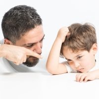 Padres autoritarios con sus hijos