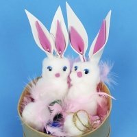 Conejo de Pascua suave y esponjoso. Manualidades con algodón