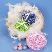 Huevos de Pascua con sorpresa. Manualidades infantiles con lana