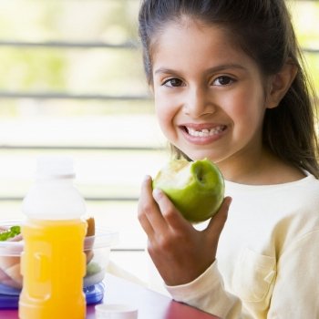 Zumo natural o fruta en la dieta de los niños, ¿qué es más saludable?
