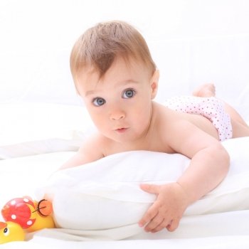 Por qué el bebé no debe usar almohada para dormir