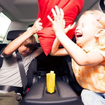 Qué hacer para que los niños no se peleen en el coche