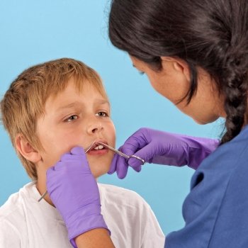 Cómo cuidar una herida con puntos o grapas en los niños