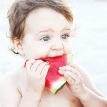Zumo de fruta o pieza de fruta para los niños, ¿qué es mejor?