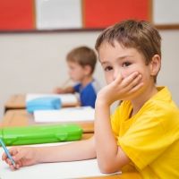El efecto para el niño de ser el pequeño de la clase