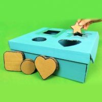 Juego de encajar figuras. Manualidades de juguetes caseros