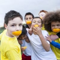 Cómo alimentar al niño que realiza actividades deportivas