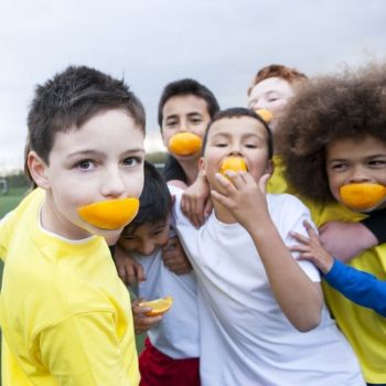 Cómo alimentar al niño que realiza actividades deportivas