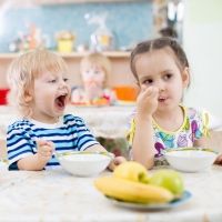 Las primeras comidas de los niños en el comedor escolar