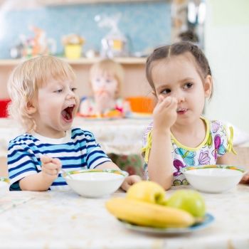 Las primeras comidas de los niños en el comedor escolar
