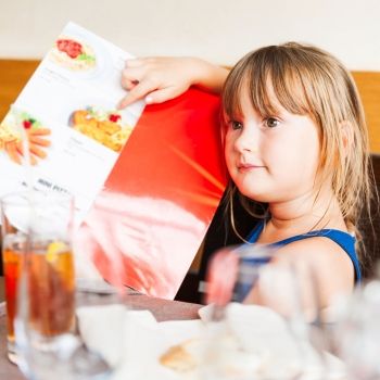 Comer fuera de casa con niños que tienen alergias alimentarias